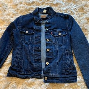 dark wash levi’s jean jacket